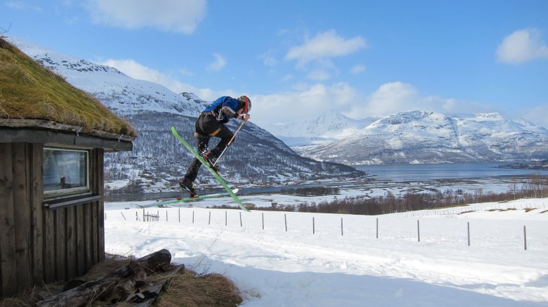 Hallvard jumps off the grass roof (Tomesrenna, Norway)