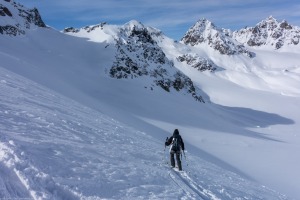 Heading down (Ski touring Jamtalhuette)