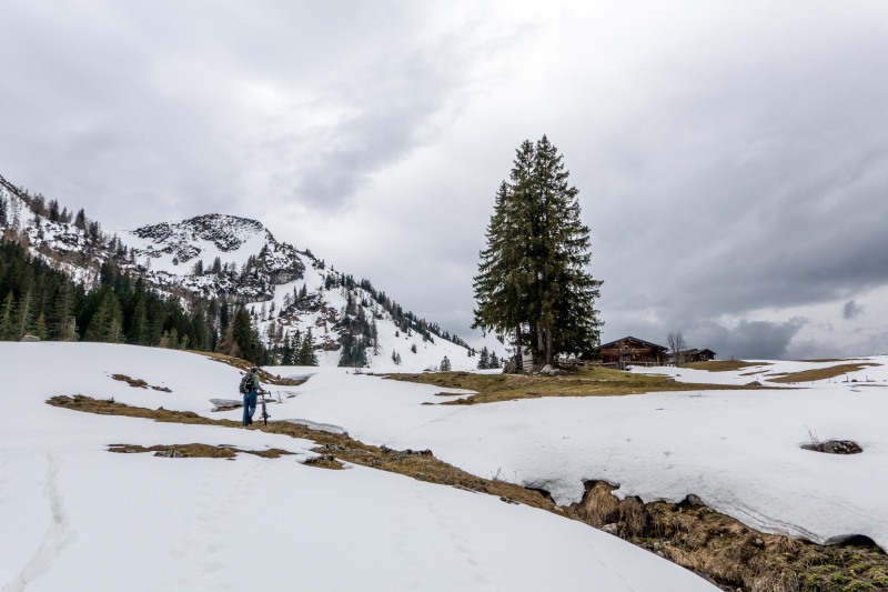 Johannes pushes his bike through snow to the saddle (Multisport weekend in Austria March 2024)