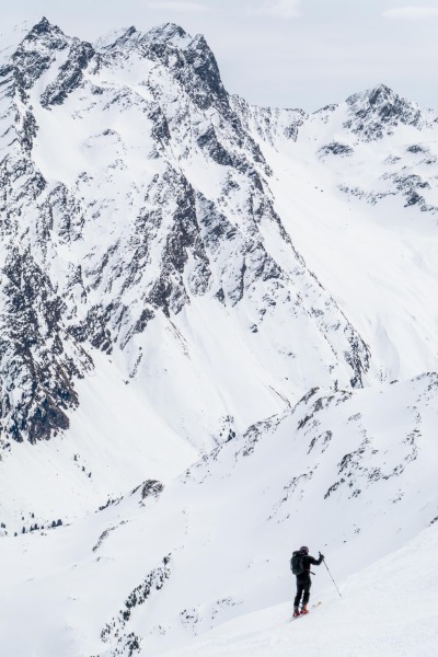 Johannes skiing down from Lampsenspitze (Multisport weekend in Austria March 2024)