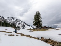 Johannes pushes his bike through snow to the saddle (Multisport weekend in Austria March 2024)