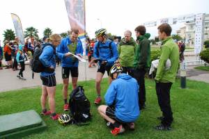 Aaron shows the team the map (Portugal ARWC 2009)