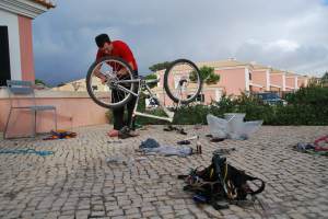 Chris fixing bike 2 (Portugal ARWC 2009)