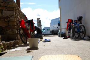 Cleaning bikes (Portugal ARWC 2009)