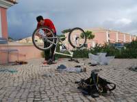 Chris fixing bike 2 (Portugal ARWC 2009)