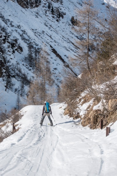 Leonie skiing down the ski track (Arlberger Winterklettersteig March 2017)