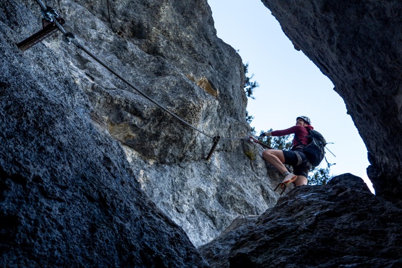 Rachel almost deploying the alpine knee (Autumn adventures Dachstein Sept 2024)