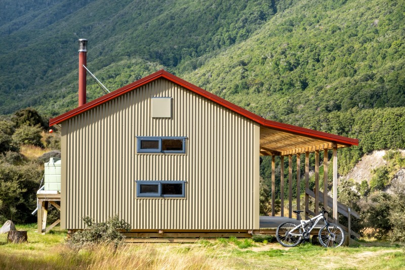 A bike next to Casey Hut (Bikepacking Poulter Jan 2024)