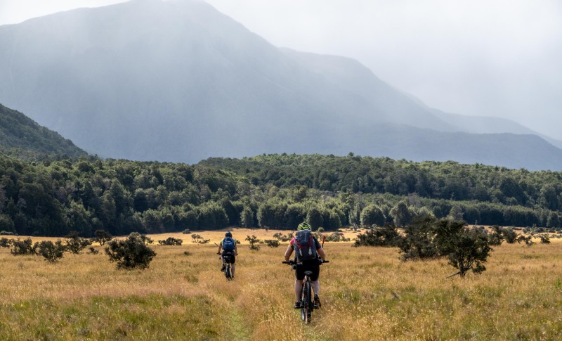 Simon and Katie on bikes (Bikepacking Poulter Jan 2024)
