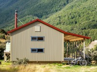 A bike next to Casey Hut (Bikepacking Poulter Jan 2024)