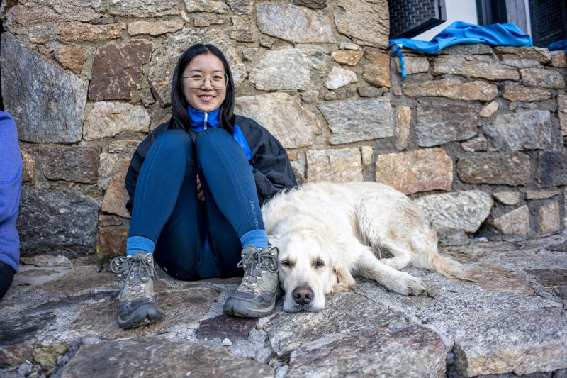 Dog befriending Mireia (Cabana Sorda June 2025)