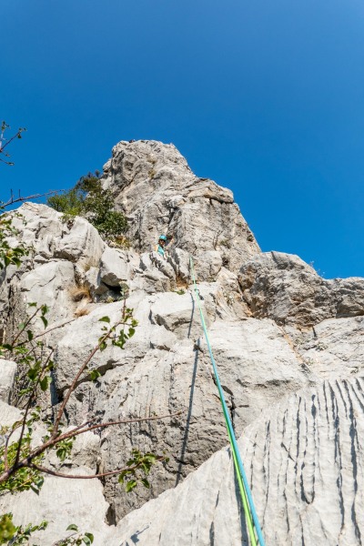 Ari leads the second pitch of Nosrog (Climbing Croatia Oct 2022)