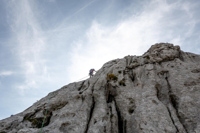 Ari sets up an anchor (Climbing Croatia Oct 2022)