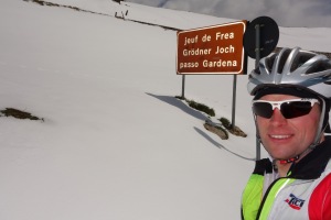 Cris at Gardena pass (Cycling Dolomites)