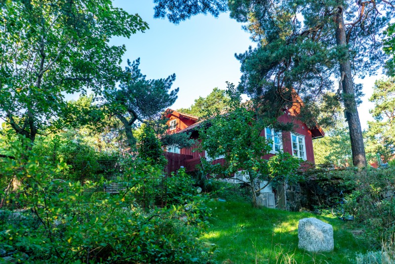 Our cottage is the left half of this house (Kayaking Sweden Sept 2023)