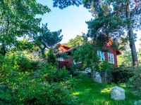 Our cottage is the left half of this house (Kayaking Sweden Sept 2023)