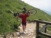 Chris carrying Frauke's bike (Lago di Garda, Italy)