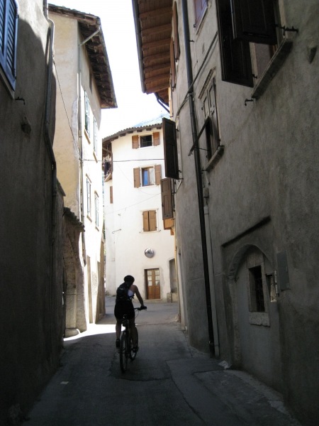 Narrow street (Lago di Garda, Italy)
