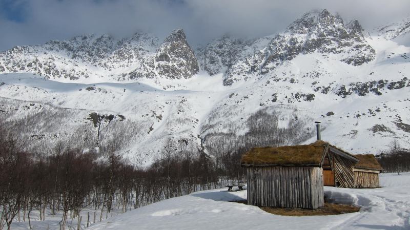 Hut and mountains 2 (Tomesrenna, Norway)