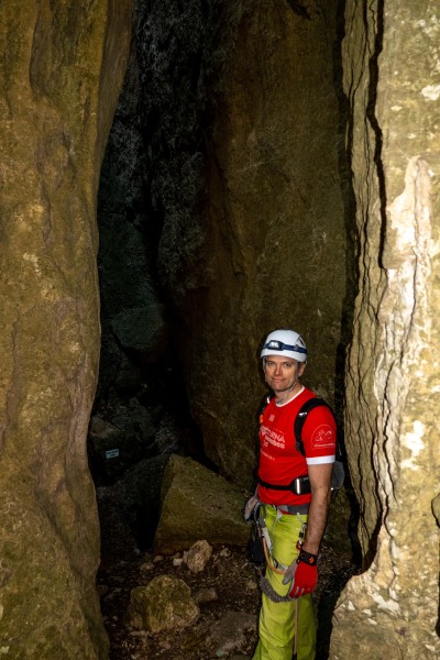 Cris in the cave (Muntanyes de Prades Dec 2025)