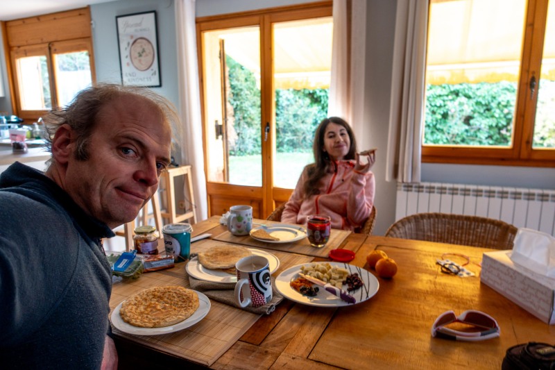 Eating breakfast (Muntanyes de Prades Dec 2025)