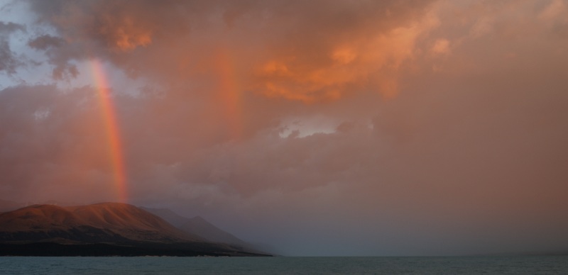 Rainbow over the hills by Lake Pukaki (Lake Pukaki)
