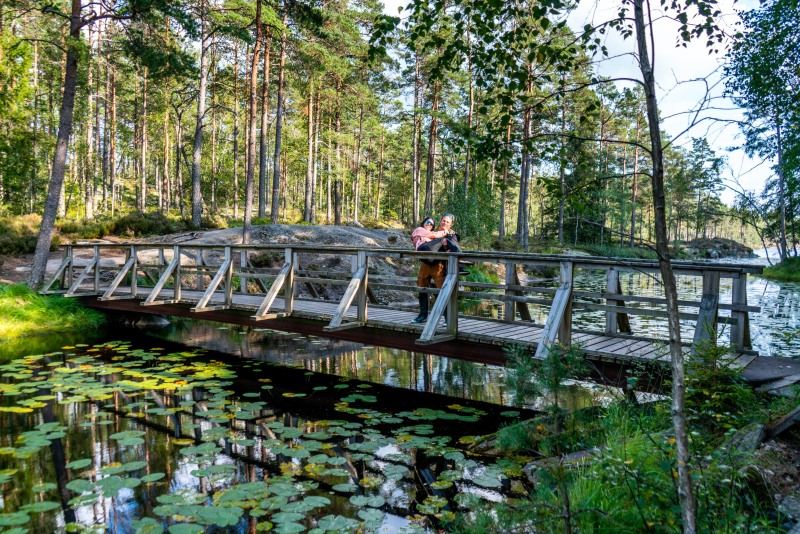 Cris holding Ari in his arms (Seakayaking Sweden, August 2024)