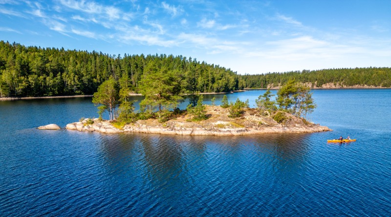 Heading off around an island (Seakayaking Sweden, August 2024)