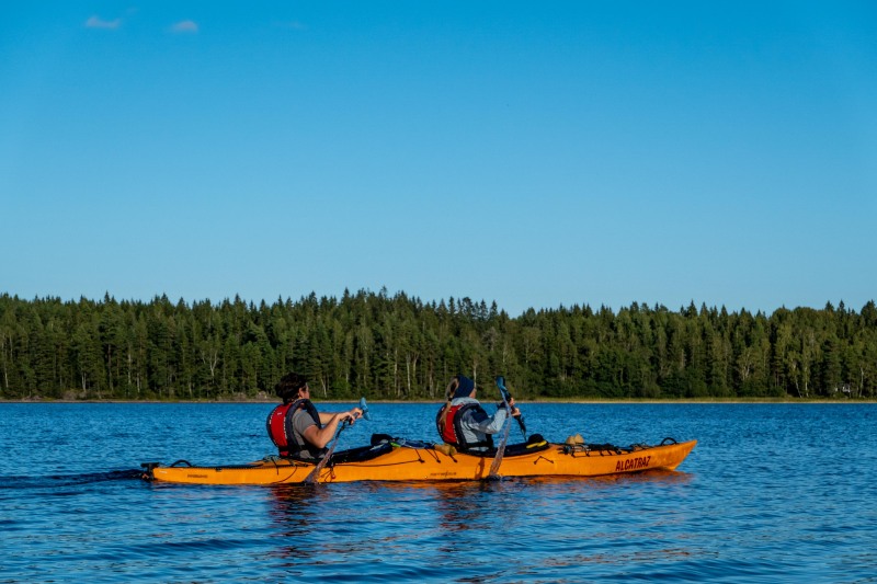 Phil and Julie in paddling action (Seakayaking Sweden, August 2024)