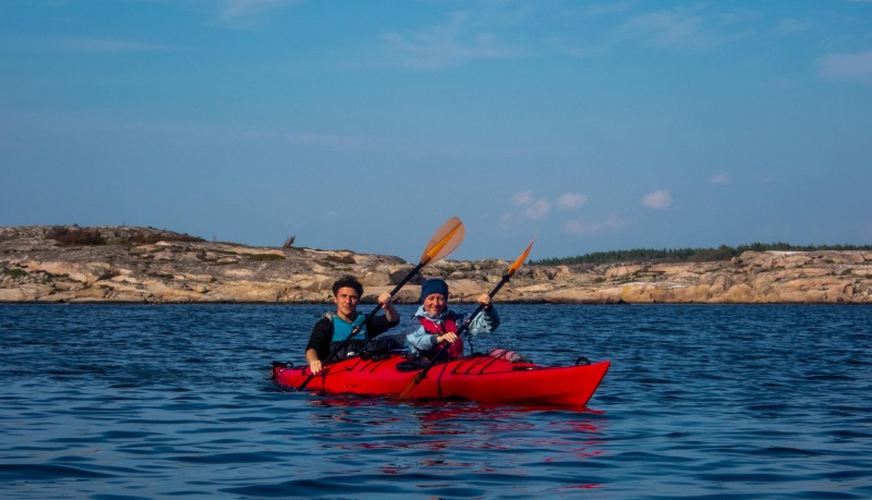 Phil and Julie kayaking (Seakayaking Sweden, August 2024)