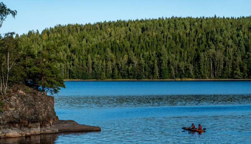 Phil and Julie looking for somewhere to camp (Seakayaking Sweden, August 2024)