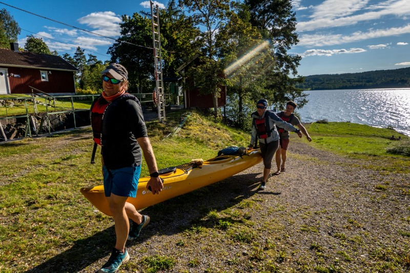 Portaging our kayaks (Seakayaking Sweden, August 2024)