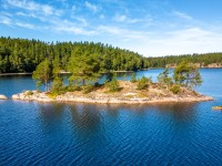 Heading off around an island (Seakayaking Sweden, August 2024)