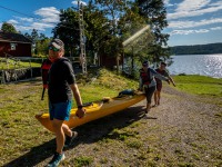 Portaging our kayaks (Seakayaking Sweden, August 2024)