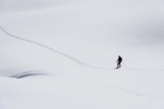 Johannes skis over a lady (Ski Touring Andorra April 2022)