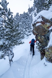 Milan battlingi through powder (Ski Touring Andorra April 2022)