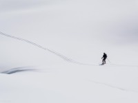 Johannes skis over a lady (Ski Touring Andorra April 2022)