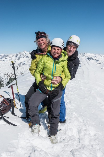 Cuddling at the top (Ski touring Avers March 2019)