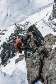 Elmar climbing up the ridge (Ski touring Avers March 2019)