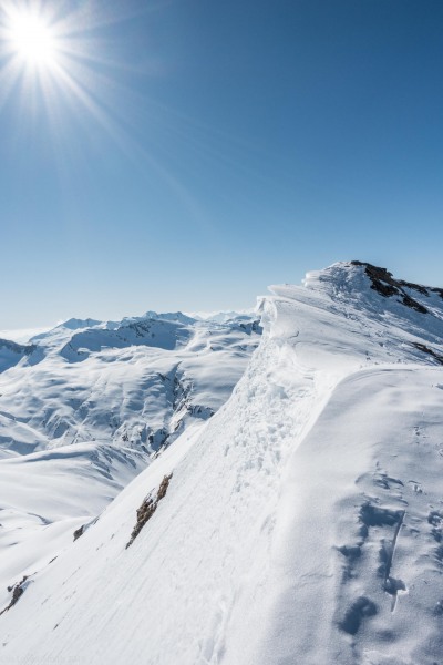 Looking along the summit ridge from Juferhorn (Ski tourinig Avers March 2019)