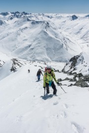 Nearing the summitElmar walking up the ridge to the summit (Ski touring Avers March 2019)