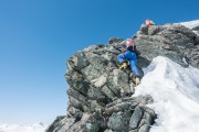 Roland climbs the rock section (Ski touring Avers March 2019)