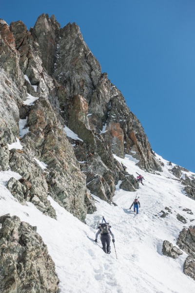 The others continue (Ski touring Avers March 2019)