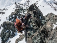 Elmar climbing up the ridge (Ski touring Avers March 2019)