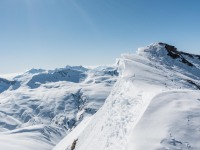 Looking along the summit ridge from Juferhorn (Ski tourinig Avers March 2019)