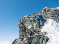 Roland climbs the rock section (Ski touring Avers March 2019)