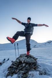 One foot on the summit (Ski Touring Tromso, April 2022)
