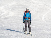 Helga enjoys the descent (Ski touring Weidener Huette March 2022)