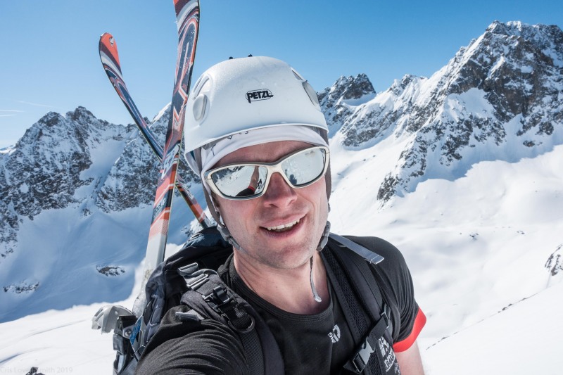Cris carrying his skis (Skitouring Kuehtai March 2019)