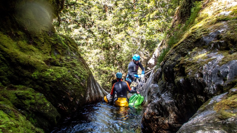 Pip sets up rigging in Cross Creek (Doof trip South Dec 2023)